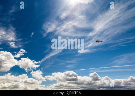 Liberty Island, New York City, NY, États-Unis, un ciel spectaculaire et un zeppelin au-dessus de New York City Banque D'Images