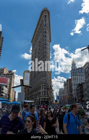 QUARTIER FLATIRON, New York City, NY, USA, bâtiment historique Flatiron ou Fuller, un site d'intérêt triangulaire de 22 étages avec cadre en acier situé dans la Cinquième Avenue de Manhattan, a été achevé en 1902. Banque D'Images