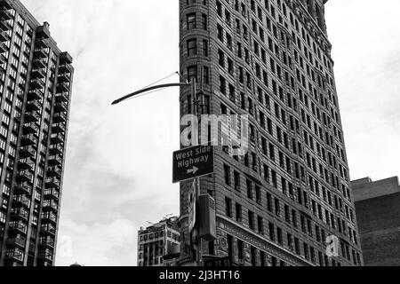 QUARTIER FLATIRON, New York City, NY, USA, bâtiment historique Flatiron ou Fuller, un site d'intérêt triangulaire de 22 étages avec cadre en acier situé dans la Cinquième Avenue de Manhattan, a été achevé en 1902. Banque D'Images