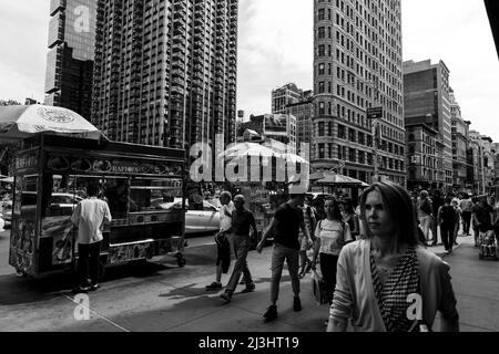 QUARTIER DE FLATIRON, New York City, NY, USA, un stand de hot dog en face du bâtiment de flatiron Banque D'Images