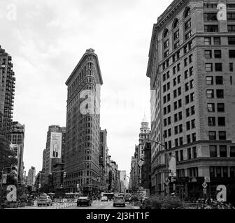 QUARTIER FLATIRON, New York City, NY, USA, bâtiment historique Flatiron ou Fuller, un site d'intérêt triangulaire de 22 étages avec cadre en acier situé dans la Cinquième Avenue de Manhattan, a été achevé en 1902. Banque D'Images