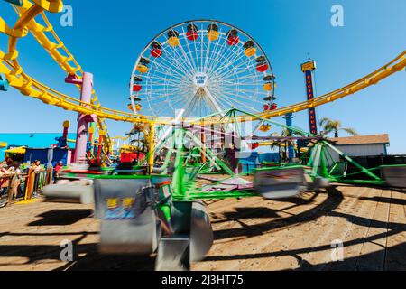 SANTA MONICA, CA - 24 mars 2022 : la grande roue à l'embarcadère de Santa Monica. Destination touristique populaire à Los Angeles. Californie. ÉTATS-UNIS. Banque D'Images