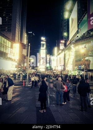 Times Square, New York City, NY, Etats-Unis, personnes qui célèbrent être à l'une des principales attractions de Manhattan Banque D'Images