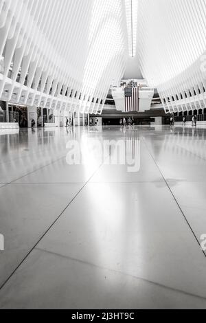 49 Street, New York City, NY, USA, World Trade Center Transportation Hub ou Oculus conçu par Santiago Calatrava architecte dans le quartier financier à l'intérieur Banque D'Images