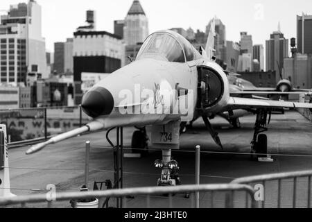 12 AV/W 46 Street, New York City, NY, USA, Israel Aircraft Industries Kfir C-2 1976 on Intrepid Sea, Air & Space Museum - un musée d'histoire militaire et maritime américain présente le porte-avions USS Intrepid. Banque D'Images