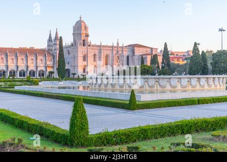 Vue de mosteiro dos Jeronimos par praca do imperio à Belem, Lisbonne, Portugal. Banque D'Images