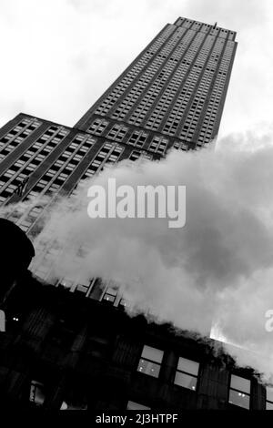 5th AV & W 34th Street, New York City, NY, Etats-Unis, ce n'est pas de la fumée - c'est l'évent de vapeur typique de New york au milieu de la rue Banque D'Images