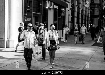 5 Ave/W 40 Street, New York City, NY, USA, les gens de New York marchant sur le chemin latéral Banque D'Images