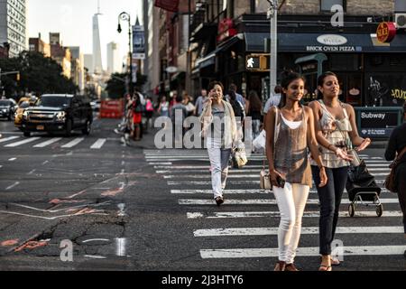 Ave OF THE AMERICAS/W 15 Street, New York City, NY, USA, Street Scene with People Banque D'Images