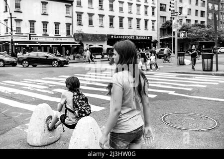 Hudson ST/W 13 Street, New York City, NY, États-Unis, jeune fille de 14 ans de race blanche et adolescent de 12 ans de race blanche, tous deux avec des cheveux bruns et un style d'été à Chelsea Banque D'Images