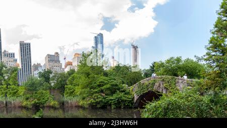 Gapstow Bridge, New York City, NY, USA, le pont de pierre Gapstow Bridge est l'une des icônes de Central Park Banque D'Images