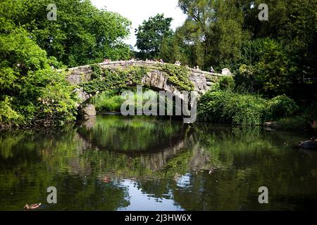 Gapstow Bridge, New York City, NY, USA, le pont de pierre Gapstow Bridge est l'une des icônes de Central Park Banque D'Images