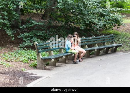 Central Park West, quartier historique, New York City, NY, États-Unis, Jeune garçon et fille à Central Park une adolescente caucasienne de 14 ans et une adolescente caucasienne de 12 ans, tous deux avec des cheveux bruns et un style d'été à Central Park Banque D'Images