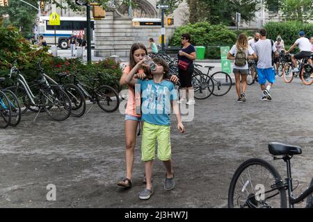 Central Park West, quartier historique, New York City, NY, États-Unis, Jeune garçon et fille à côté du musée guggenheim Banque D'Images