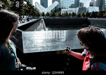 World Trade Center, New York City, NY, USA, une adolescente de 14 ans de race blanche et un adolescent de race blanche de 12 ans, tous deux avec des cheveux bruns et un style estival au Memorial à côté du nouveau One World Trade Center dans le bas de Manhattan Banque D'Images