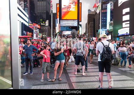 49 Street, New York City, NY, Etats-Unis, beaucoup de gens à Times Square la nuit Banque D'Images