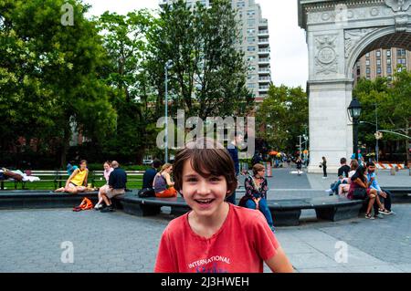 Greenwich Village, New York City, NY, USA, adolescent de 12 ans de race blanche - avec cheveux bruns et tenue d'été au Washington Square Park Banque D'Images