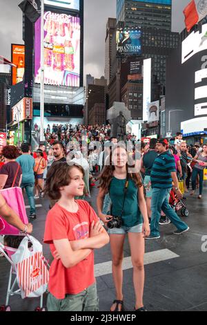 49 Street, New York City, NY, Etats-Unis, beaucoup de gens à Times Square la nuit Banque D'Images