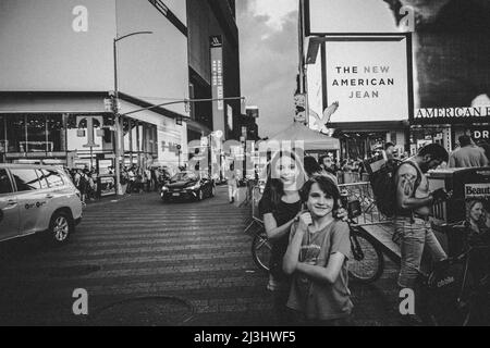 49 Street, New York City, NY, Etats-Unis, beaucoup de gens à Times Square la nuit Banque D'Images