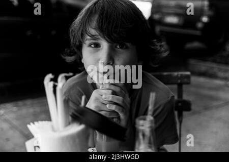 Bushwick, New York City, NY, USA, adolescent de 12 ans de race blanche - avec cheveux bruns et tenue d'été dans un café Banque D'Images