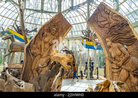 Intérieur de palais en verre dans le parc El Retiro. Conçu à la fin du 19th siècle par l'architecte Ricardo Velázquez Bosco. Madrid, Espagne Banque D'Images