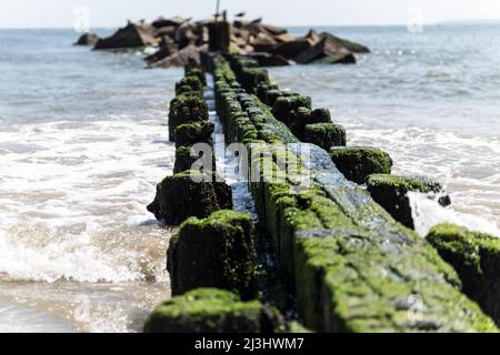 CONEY ISLAND, New York City, NY, Etats-Unis, mur de la mer de roche à la plage de coney Island, dans la partie de Brighton Beach de Brooklyn, lors d'une journée d'été ensoleillée Banque D'Images