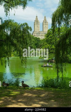 Central Park West, quartier historique, New York City, NY, États-Unis, Les deux tours du bâtiment San Remo (architecte Emery Roth - style Beaux-Art - Registre national des lieux historiques), vu de Central Park Banque D'Images