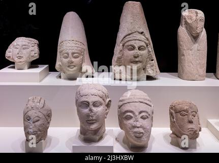 Calcaire sculpté, têtes mâles et femelles des années 1st et 2nd, Century BC, Culture ibérique. Du sanctuaire de Cerro do los Santos à Monteallegre del Banque D'Images