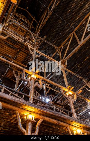 Le hall magnifique et rustique de l'Old Faithful Inn dans le parc national de Yellowstone, Wyoming, États-Unis Banque D'Images