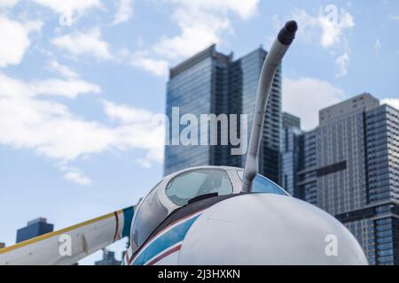 12 AV/W 46 ST, New York City, NY, USA, l'avion de l'armée de l'Air italienne Aermachi MB-339, 1979 peint dans les couleurs de la Frecce Tricolor au Musée Intrepid Sea, Air & Space - un musée d'histoire militaire et maritime américain présente le porte-avions USS Intrepid. Banque D'Images