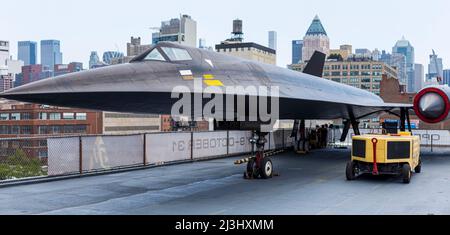12 AV/W 46 ST, New York City, NY, États-Unis, Lockheed A-12, Project Oxcart 'Blackbird', 1976 au musée Intrepid Sea, Air & Space - un musée d'histoire militaire et maritime américain présente le porte-avions USS Intrepid. Banque D'Images