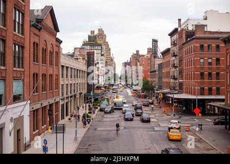 Meatpacking District, New York City, NY, USA, The High Line est un parc linéaire populaire construit sur les voies de chemin de fer surélevées au-dessus de Tenth Ave Banque D'Images