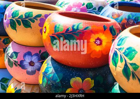 Variété de pots en céramique peinte de couleur mexicaine dans un marché de souvenirs de shopping en plein air au Mexique. Banque D'Images