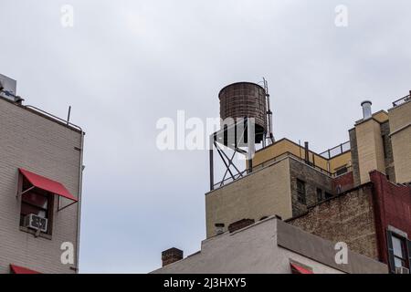 8 AV/W 31 ST, New York City, NY, États-Unis, réservoir d'eau sur le toit de l'immeuble d'appartements à New York, contenir de l'eau provenant des montagnes Catskill Banque D'Images