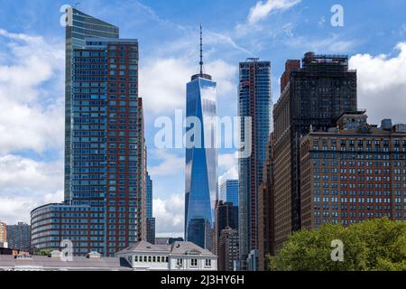 HUDSON RIVER, New York City, NY, États-Unis, une tour du monde à l'arrière des gratte-ciels urbains de Lower Manhattan vus de l'Hudson River Banque D'Images