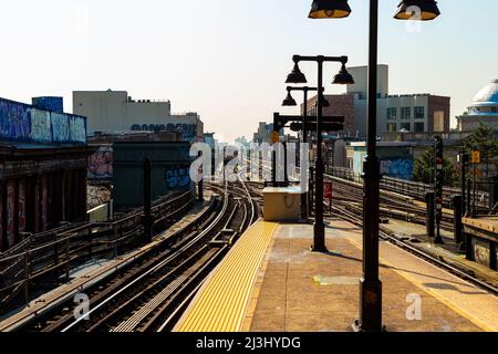 BROADWAY/MYRTLE AV, New York City, NY, Etats-Unis, à la station de métro myrte Avenue à Brooklyn. LIGNES J, Z, M Banque D'Images