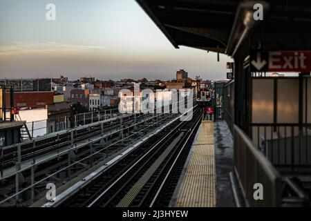 BROADWAY/MYRTLE AV, New York City, NY, Etats-Unis, à la station de métro myrte Avenue à Brooklyn. LIGNES J, Z, M Banque D'Images