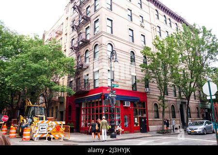 BEDFORD ST/GROVE ST, New York City, NY, États-Unis, Bâtiment avec le Restaurant Little Owl dans Greenwich Village, présenté dans FRIENDS the tv show. Banque D'Images