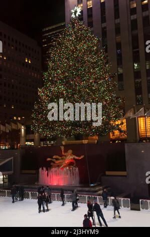 47-50 STS-ROCKEFELLER CTR, New York City, NY, Etats-Unis, l'arbre de Noël sur rockefeller plaza et les gens patinage sur glace Banque D'Images