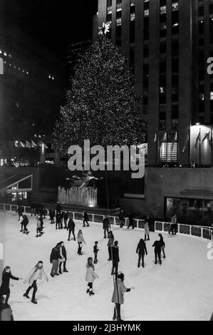 47-50 STS-ROCKEFELLER CTR, New York City, NY, Etats-Unis, l'arbre de Noël sur rockefeller plaza et les gens patinage sur glace Banque D'Images