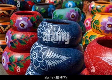 Variété de pots en céramique peinte de couleur mexicaine dans un marché de souvenirs de shopping en plein air au Mexique. Banque D'Images