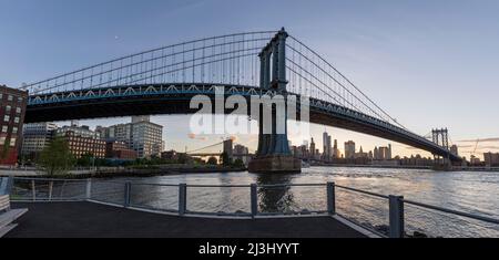 JOHN STREET PARK, New York City, NY, USA, pont de Brooklyn sur East River le soir à l'heure d'or Banque D'Images