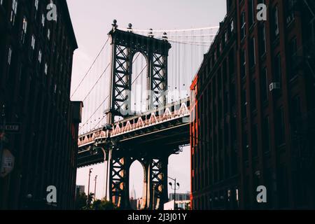 DUMBO, New York City, NY, États-Unis, le légendaire pont de Manhattan et l'Empire State Building depuis Washington Street à Brooklyn, New York Banque D'Images