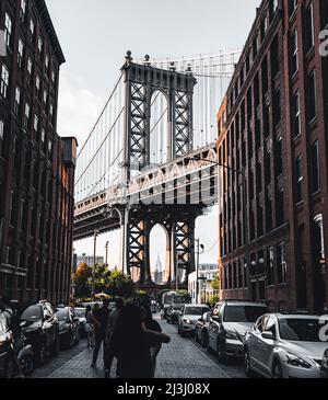 DUMBO, New York City, NY, États-Unis, le légendaire pont de Manhattan et l'Empire State Building depuis Washington Street à Brooklyn, New York Banque D'Images