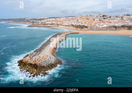 Vue aérienne de la jetée en béton à Ericeira, Portugal. Banque D'Images