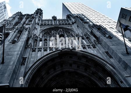 5 AVENUE & WEST 54 ST, New York City, NY, États-Unis, entrée à l'église épiscopale St Thomas Banque D'Images