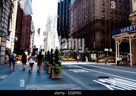 5 AVE/E 55 ST, New York City, NY, USA, Street Scene Banque D'Images