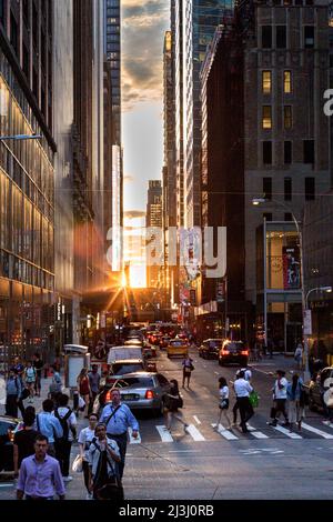 6th AVE/W41ST ST, New York City, NY, USA, Manhattatanhenge à New York City, le long de la rue 41st. Manhattanhenge est un événement au cours duquel le soleil couchant est aligné avec la grille de rue principale de Manhattan Banque D'Images