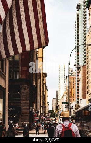 5 AV/W 29 ST, New York City, NY, États-Unis, drapeau américain Banque D'Images