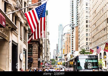 5 AV/W 29 ST, New York City, NY, États-Unis, drapeau américain Banque D'Images